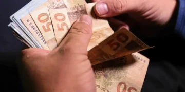 Banco terá que devolver quase R$ 100 mil a cliente após movimentações feitas com celular furtado