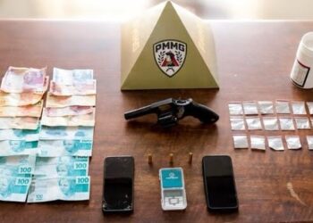 PMMG | Homem é preso com cocaína, revólver e mais de R$ 1,8 mil em Alpinópolis