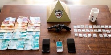 PMMG | Homem é preso com cocaína, revólver e mais de R$ 1,8 mil em Alpinópolis