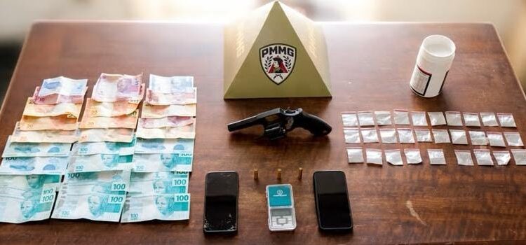 PMMG | Homem é preso com cocaína, revólver e mais de R$ 1,8 mil em Alpinópolis