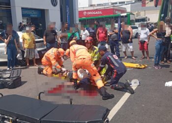 Idoso fica gravemente ferido após ser atropelado por ônibus em Alfenas