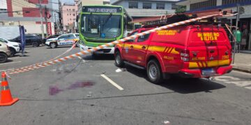 Idoso fica gravemente ferido após ser atropelado por ônibus em Alfenas