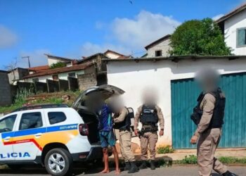 Homem é preso com 101 pinos de cocaína após fuga durante abordagem em Paraguaçu