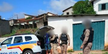 Homem é preso com 101 pinos de cocaína após fuga durante abordagem em Paraguaçu