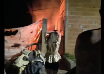 VÍDEO | URGENTE|  Incêndio destrói residência no bairro Jacuba, em Carmo do Rio Claro