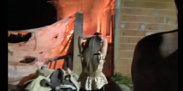 VÍDEO | URGENTE| Incêndio destrói residência no bairro Jacuba, em Carmo do Rio Claro