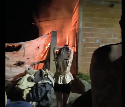 VÍDEO | URGENTE| Incêndio destrói residência no bairro Jacuba, em Carmo do Rio Claro