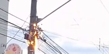 VÍDEO | Fogo em fiação de poste assusta pedestres e chama atenção em Passos