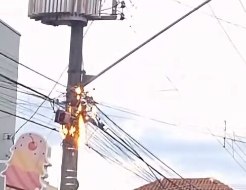 VÍDEO | Fogo em fiação de poste assusta pedestres e chama atenção em Passos