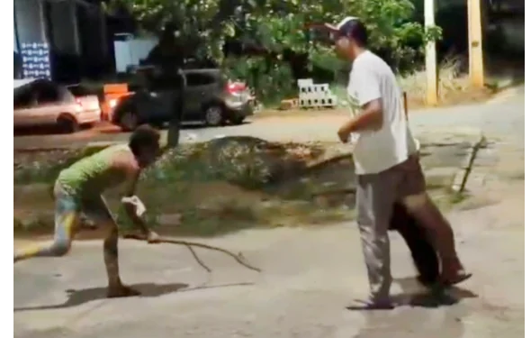 VÍDEO: Discussão por suposto furto de celular termina em agressão em Areado