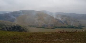 Brigadistas controlam incêndio de grandes proporções na Serra da Canastra