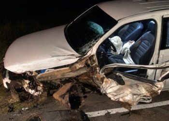 Jovem de 22 anos morre em acidente entre caminhonete e carreta na MG-050