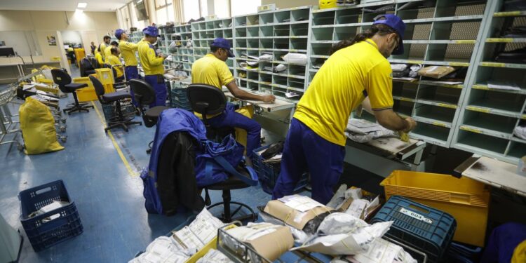 Greve nos Correios: TST determina manutenção de 80% do efetivo
