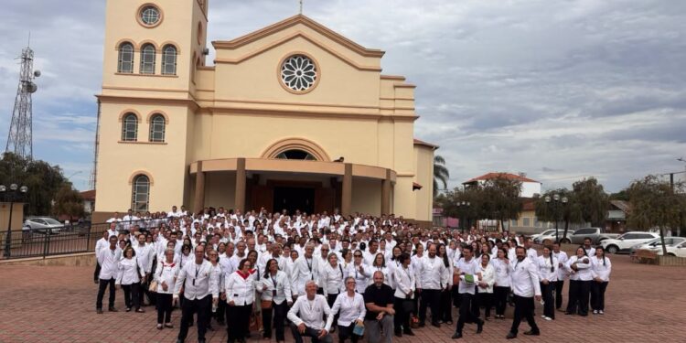 Ministros da Eucaristia de Carmo do Rio Claro participam de encontro em Divisa Nova