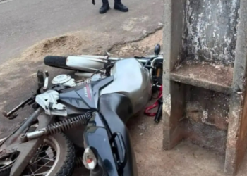 Após “dar grau”, motociclista foge da PM e bate em poste