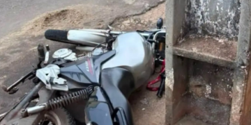 Após “dar grau”, motociclista foge da PM e bate em poste