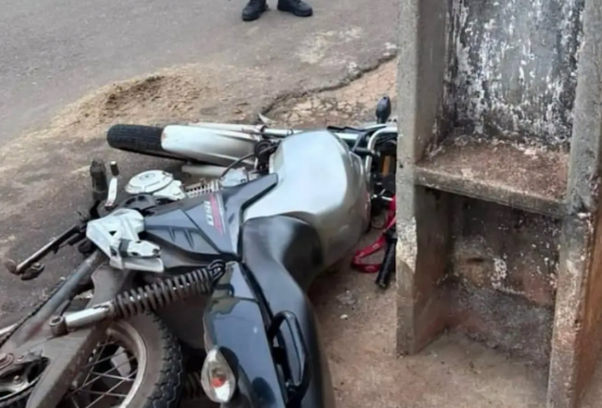Após “dar grau”, motociclista foge da PM e bate em poste