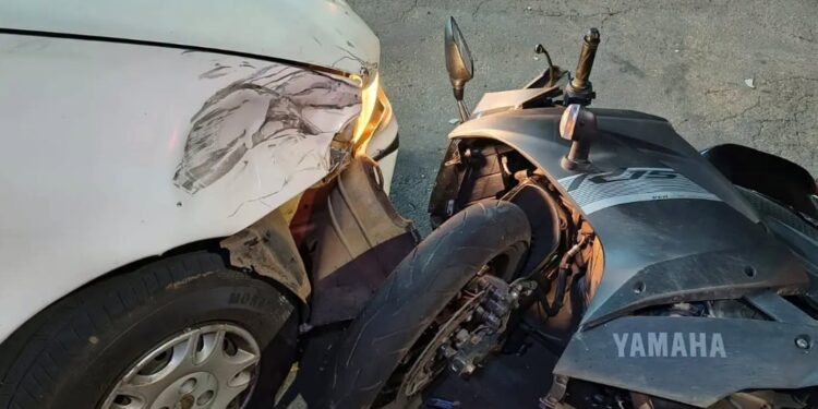 Motociclista fica ferido após colisão com carro em Alfenas