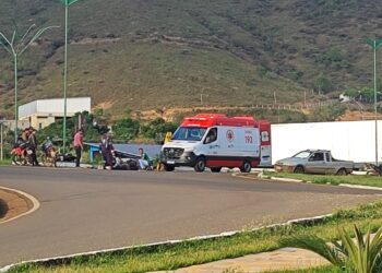 Motociclista fica ferido após acidente no trevo de acesso a Carmo do Rio Claro