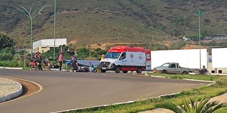 Motociclista fica ferido após acidente no trevo de acesso a Carmo do Rio Claro