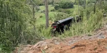 Acidente com ônibus de romeiros deixa seis mortos na divisa entre MG e SP