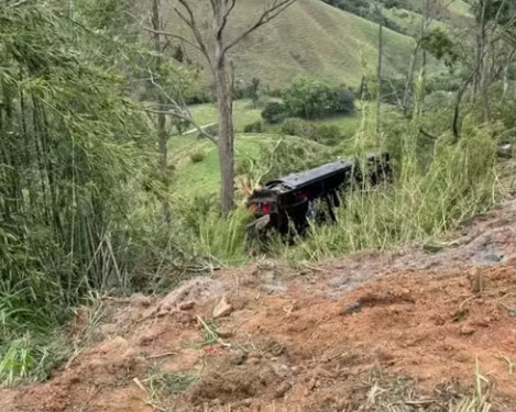 Acidente com ônibus de romeiros deixa seis mortos na divisa entre MG e SP