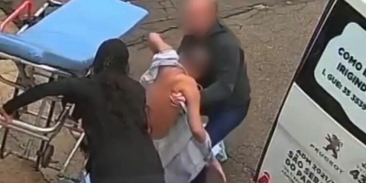 Homem cai de maca durante transporte para ambulância em São Sebastião do Paraíso