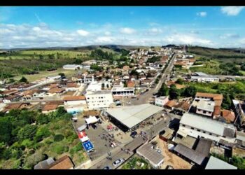 A milhares de quilômetros, guerra no Irã afeta diretamente contas de cidade de Minas