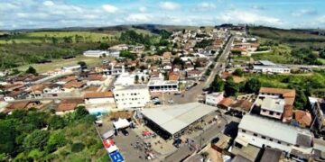A milhares de quilômetros, guerra no Irã afeta diretamente contas de cidade de Minas