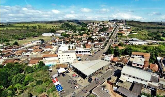 A milhares de quilômetros, guerra no Irã afeta diretamente contas de cidade de Minas