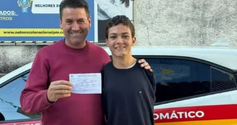 NO SUL DE MINAS: Jovem sem os dois braços conquista CNH e aprende a dirigir usando os pés