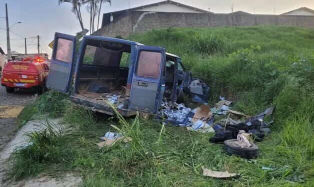 Acidente com van que transportava trabalhadores rurais deixa 12 feridos em Andradas