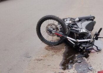 Colisão entre moto e carro deixa mulher de 44 anos gravemente ferida