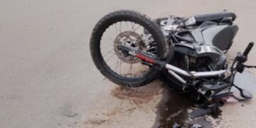 Colisão entre moto e carro deixa mulher de 44 anos gravemente ferida