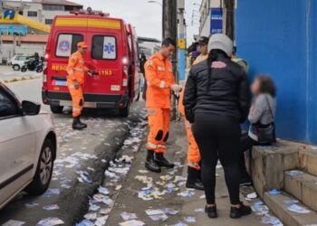 Idosa fica ferida após escorregar em ‘santinhos’ e cair na calçada