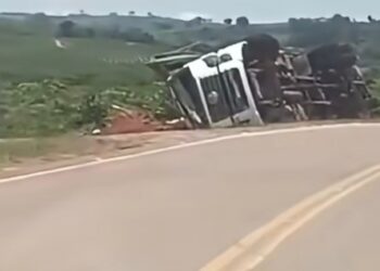 VÍDEO: Caminhão tomba às margens da LMG-846 entre Nova Resende e Bom Jesus da Penha