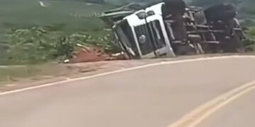 VÍDEO: Caminhão tomba às margens da LMG-846 entre Nova Resende e Bom Jesus da Penha