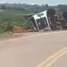 VÍDEO: Caminhão tomba às margens da LMG-846 entre Nova Resende e Bom Jesus da Penha