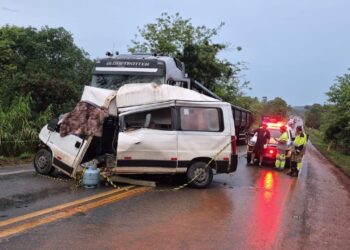 ATUALIZAÇÃO: Duas pessoas morrem após van derrapar e bater de frente com rodotrem na MG-050