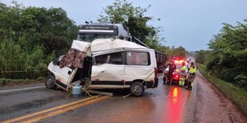 ATUALIZAÇÃO: Duas pessoas morrem após van derrapar e bater de frente com rodotrem na MG-050