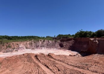 Polícia Federal suspende extração ilegal de areia e apreende máquinas e caminhões