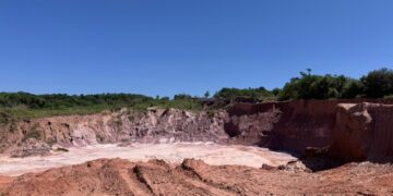 Polícia Federal suspende extração ilegal de areia e apreende máquinas e caminhões
