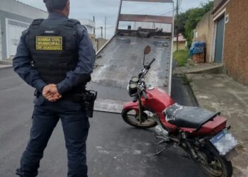 Motocicleta registrada como sucata é apreendida com placa e chassi irregulares