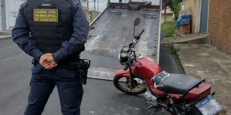 Motocicleta registrada como sucata é apreendida com placa e chassi irregulares