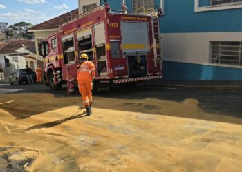 Bombeiros combatem vazamento de óleo e alertam para riscos de acidentes em Alfenas