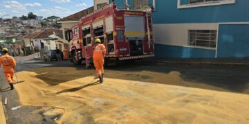 Bombeiros combatem vazamento de óleo e alertam para riscos de acidentes em Alfenas