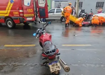 Colisão entre carro e motocicleta deixa jovem ferida em Alfenas