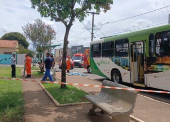 Mulher morre após ser atingida por roda traseira de ônibus durante saída de ponto de embarque