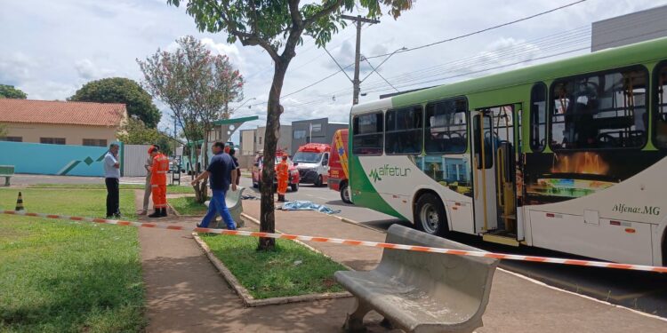 Mulher morre após ser atingida por roda traseira de ônibus durante saída de ponto de embarque