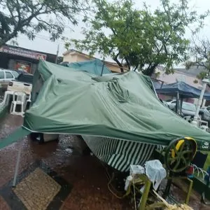 Chuva forte danifica barracas da Feira da Agricultura Familiar em Carmo do Rio Claro